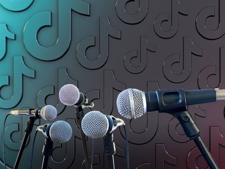 sfondo tik tok e microfoni in primo piano