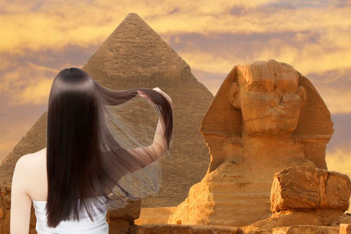 Donna con capelli perfetti tra piramidi e la Sfinge