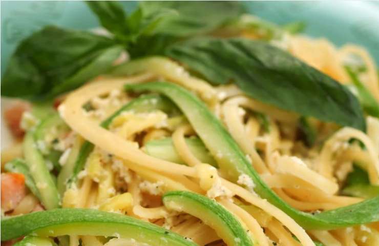 piatto di pasta al ragù di zucchine 