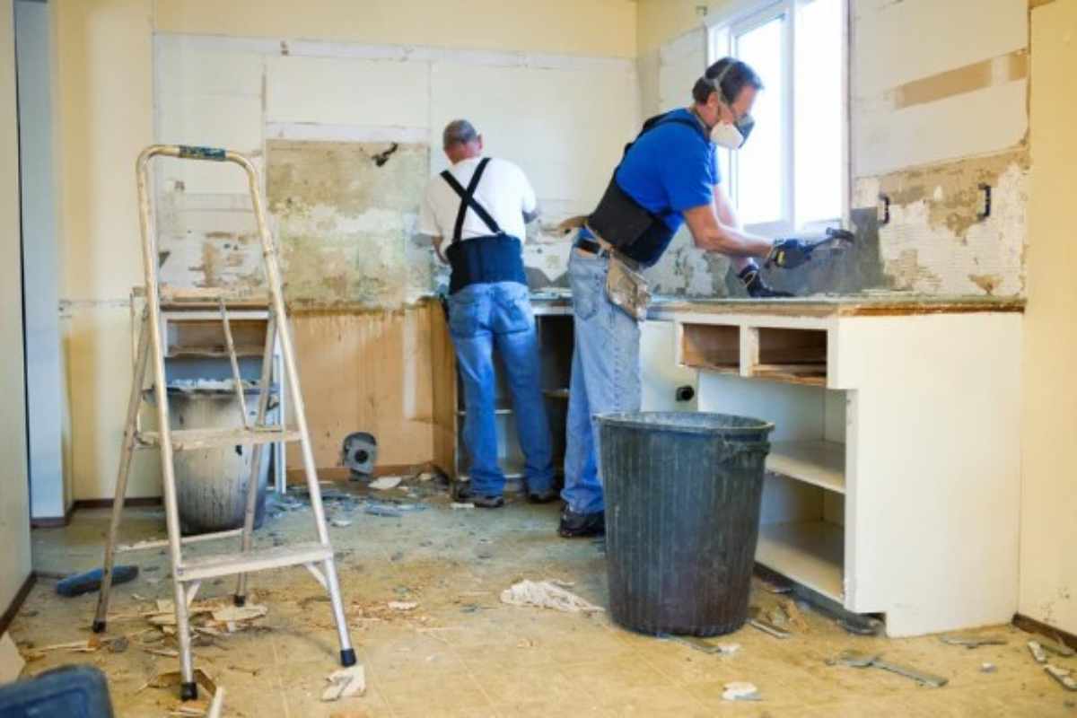 operai che ristrutturano casa