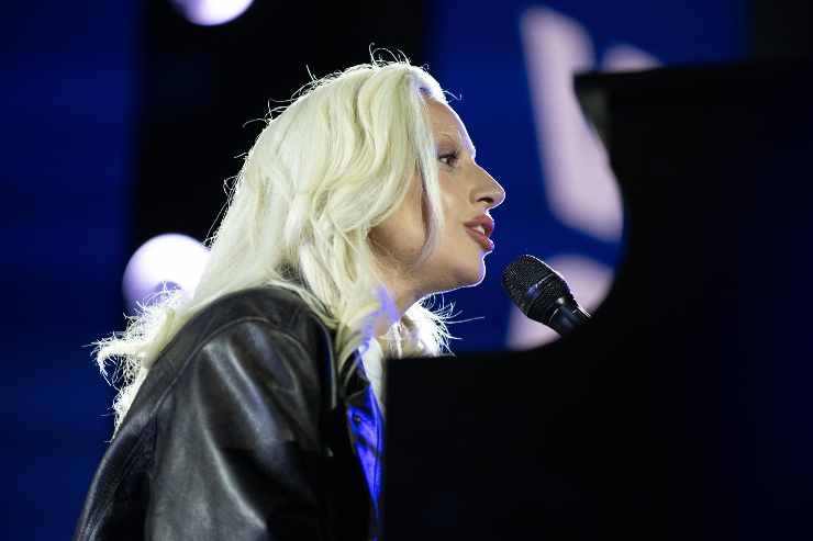 lady gaga canta al pianoforte