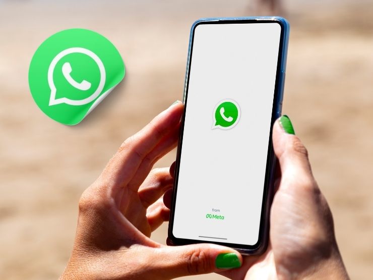mani di donna che tengono cellulare con app whatsapp