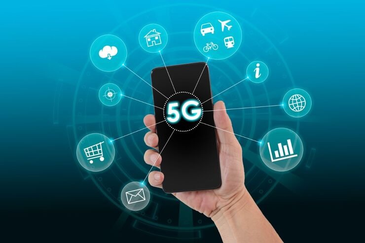 Smartphone con scritto "5G" e varie icone