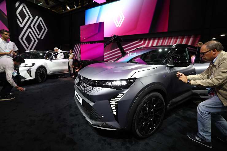 uomo guarda auto da vicino