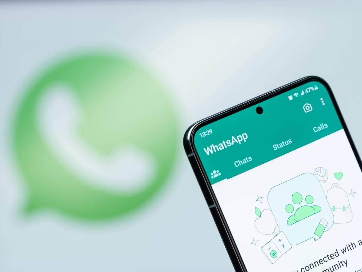 sfondo logo whatsapp e cellulare con whatsapp aperto in primo piano