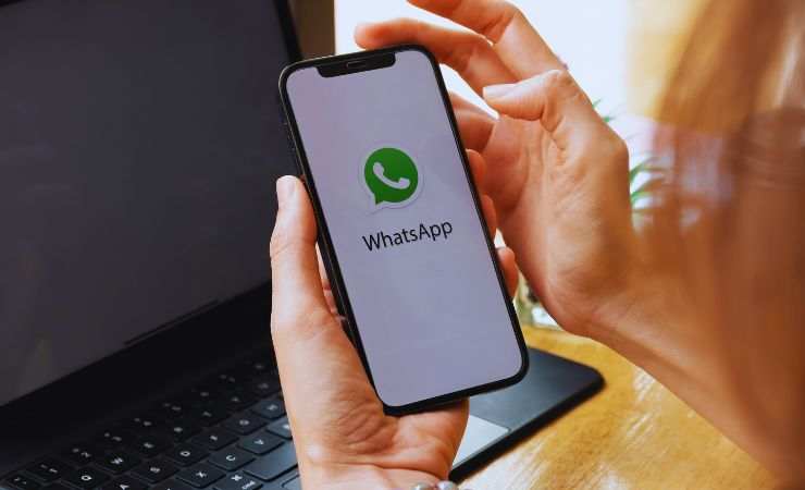 whatsapp su uno smartphone in mano